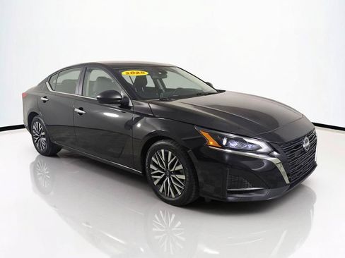Used 2025 Nissan Altima 2.5 SV FWD image 2