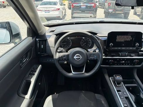 Used 2025 Nissan Pathfinder SV FWD image 11