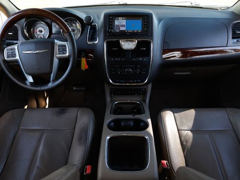 Used 2012 Chrysler Town & Country Limited image 21