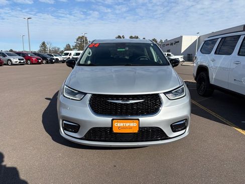 Certified 2024 Chrysler Pacifica Touring-L FWD image 9