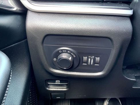 Used 2023 Jeep Grand Cherokee L Laredo image 36