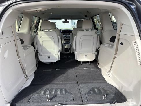 Used 2017 Chrysler Pacifica Touring-L image 10