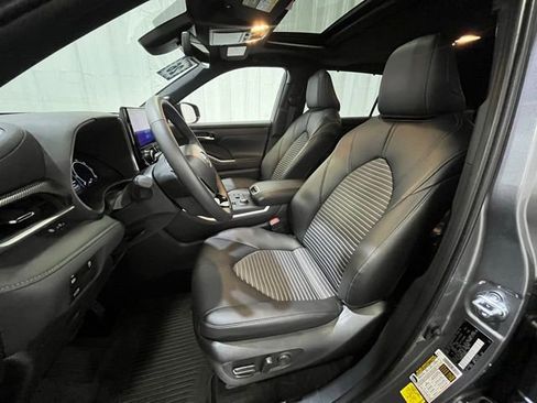 Used 2026 Toyota Highlander XSE AWD/4WD image 9