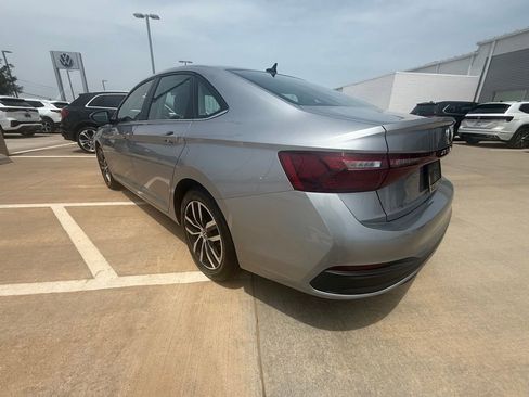 Used 2025 Volkswagen Jetta SE FWD image 8