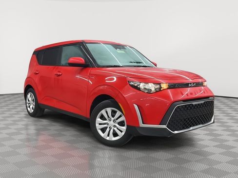 Used 2023 Kia Soul LX image 1