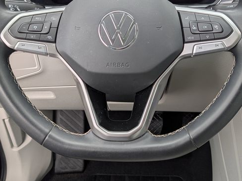 Certified 2022 Volkswagen Tiguan SE w/ Panoramic Sunroof Package AWD/4WD image 25