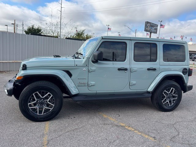Used 2024 Jeep Wrangler Unlimited Sahara w/ Technology Group AWD/4WD image 3
