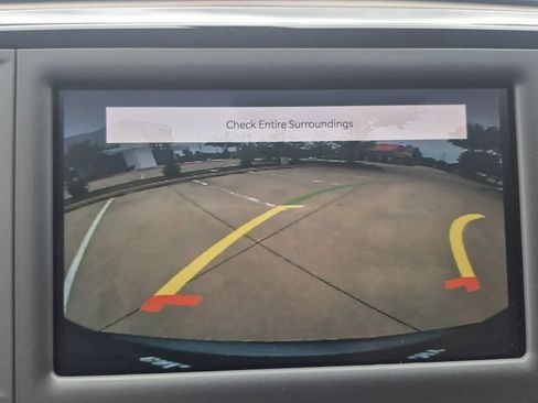 Used 2022 Chrysler Voyager LX image 28