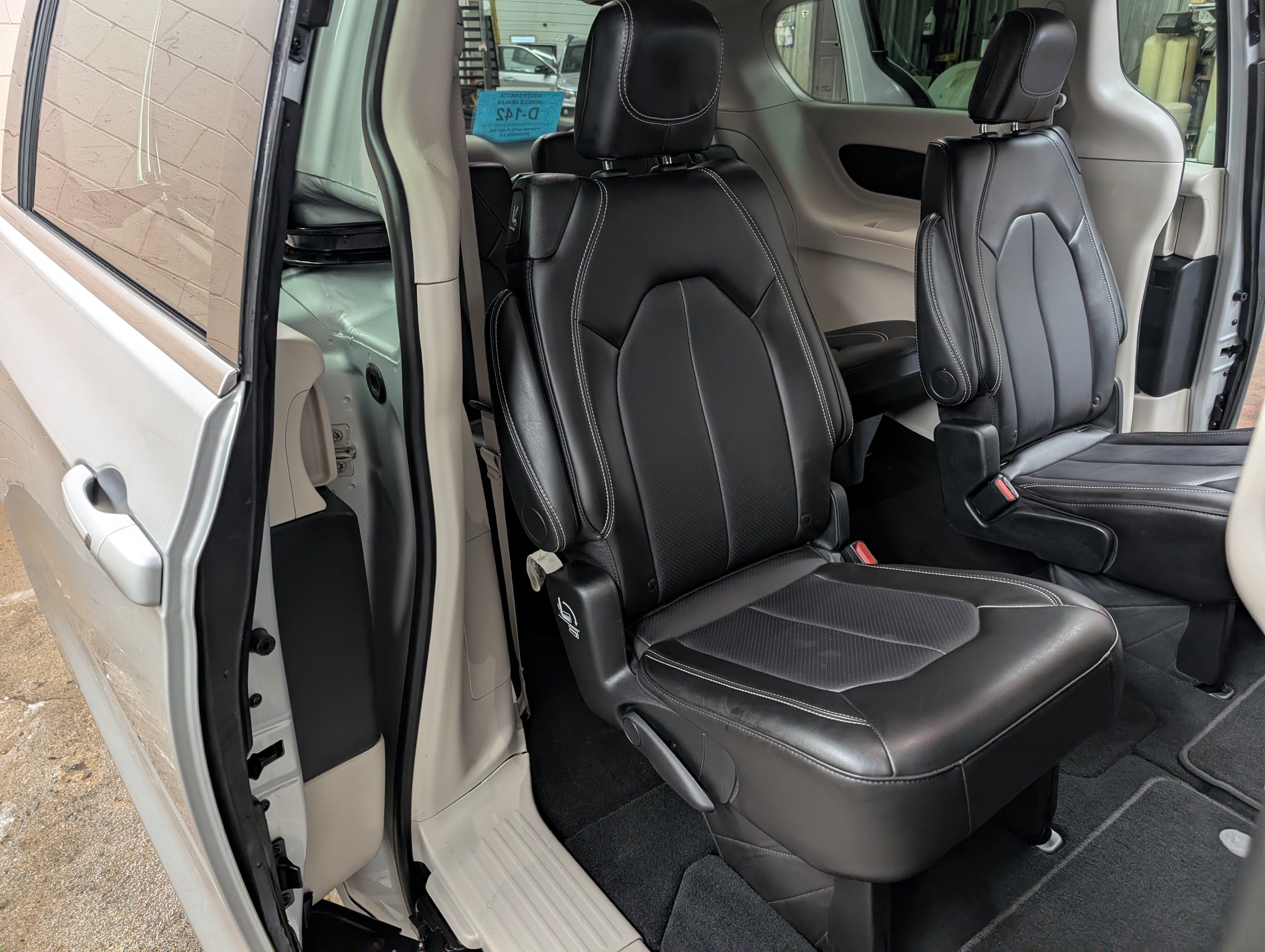 Used 2024 Chrysler Pacifica Touring-L FWD image 4