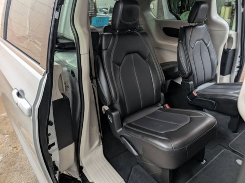 Used 2024 Chrysler Pacifica Touring-L FWD image 4