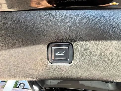 Used 2022 Chevrolet Traverse Premier w/ Redline Edition FWD image 18