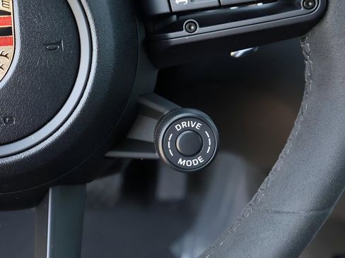 Certified 2025 Porsche Macan AWD/4WD image 30