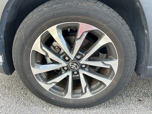 Used 2023 Toyota Corolla Cross XLE w/ Convenience Package FWD image 10