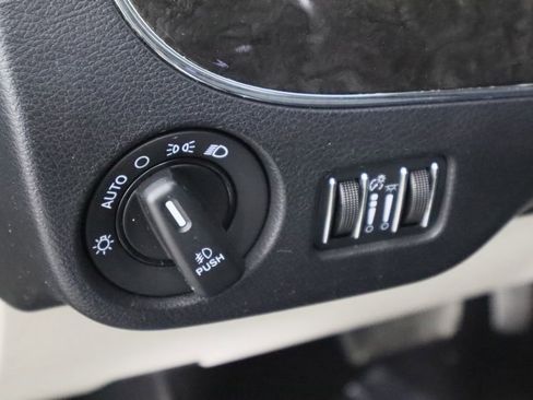 Used 2014 Chrysler Town & Country Touring image 22