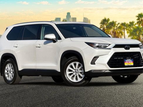 Certified 2024 Toyota Grand Highlander AWD image 2