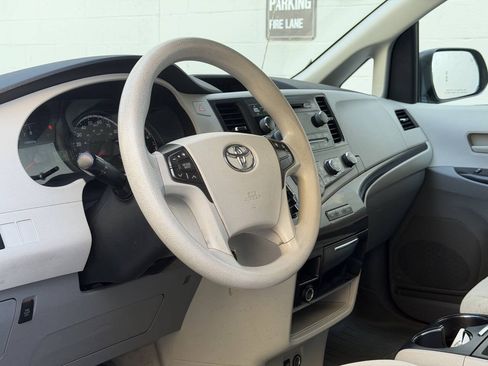 Used 2011 Toyota Sienna LE w/ Towing Pkg FWD image 10