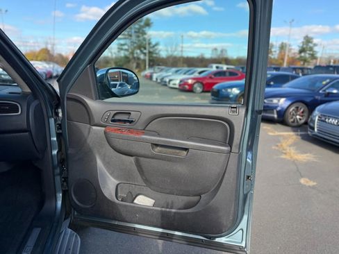 Used 2011 Chevrolet Avalanche LTZ image 12