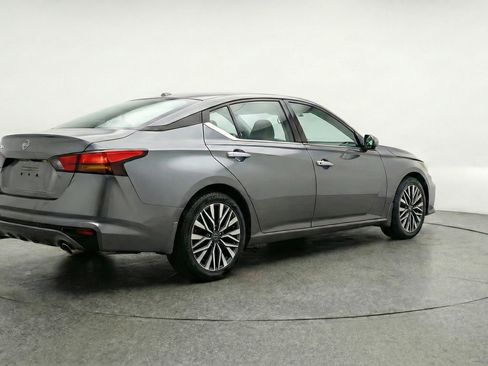 Used 2025 Nissan Altima 2.5 SV FWD image 9
