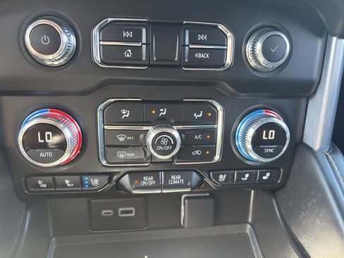 Used 2024 GMC Yukon SLT AWD/4WD image 18