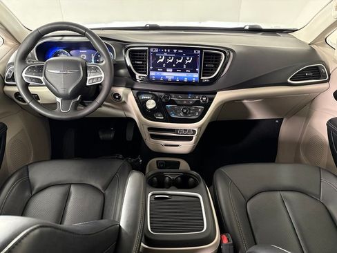 Used 2024 Chrysler Pacifica Touring-L FWD image 35