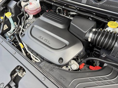 Used 2023 Chrysler Pacifica Limited AWD/4WD image 13