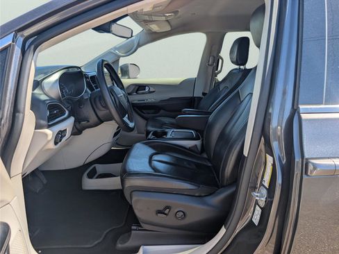 Used 2022 Chrysler Pacifica Touring-L image 12