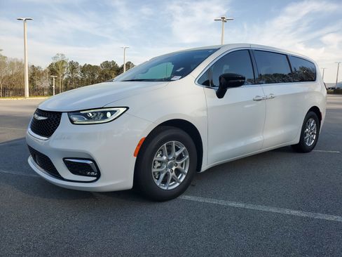 Used 2025 Chrysler Pacifica Select image 3