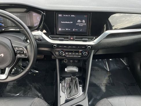 Certified 2022 Kia Niro EX image 12