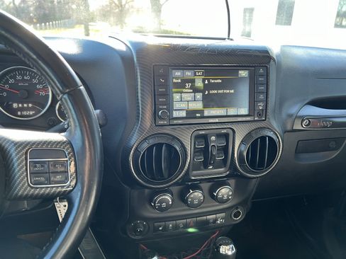 Used 2018 Jeep Wrangler Unlimited Rubicon image 31