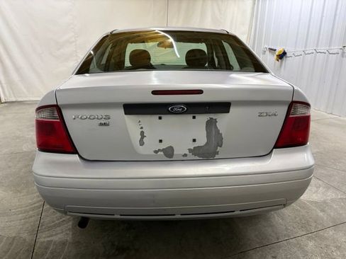Used 2005 Ford Focus ZX4 Sedan FWD image 6