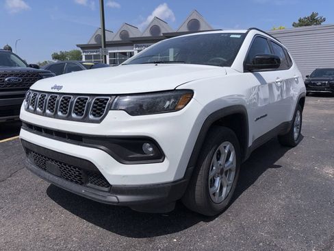 Used 2025 Jeep Compass Latitude AWD/4WD image 1