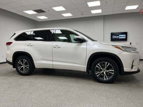 Used 2018 Toyota Highlander Plus w/ Carpet Mat Package (TMS) AWD/4WD image 68