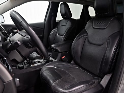 Used 2019 Jeep Cherokee Limited AWD/4WD image 6