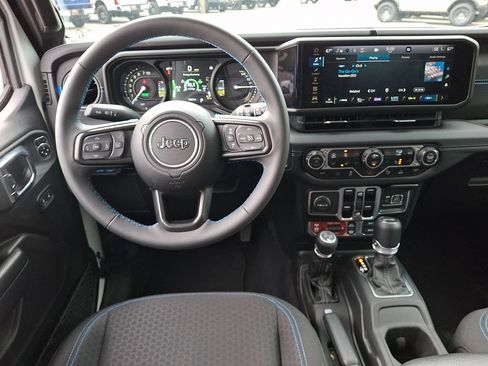 Used 2025 Jeep Wrangler Unlimited Rubicon 4xe w/ Safety Group AWD/4WD image 11