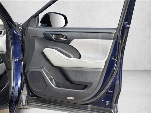 Used 2022 Toyota Highlander LE image 11