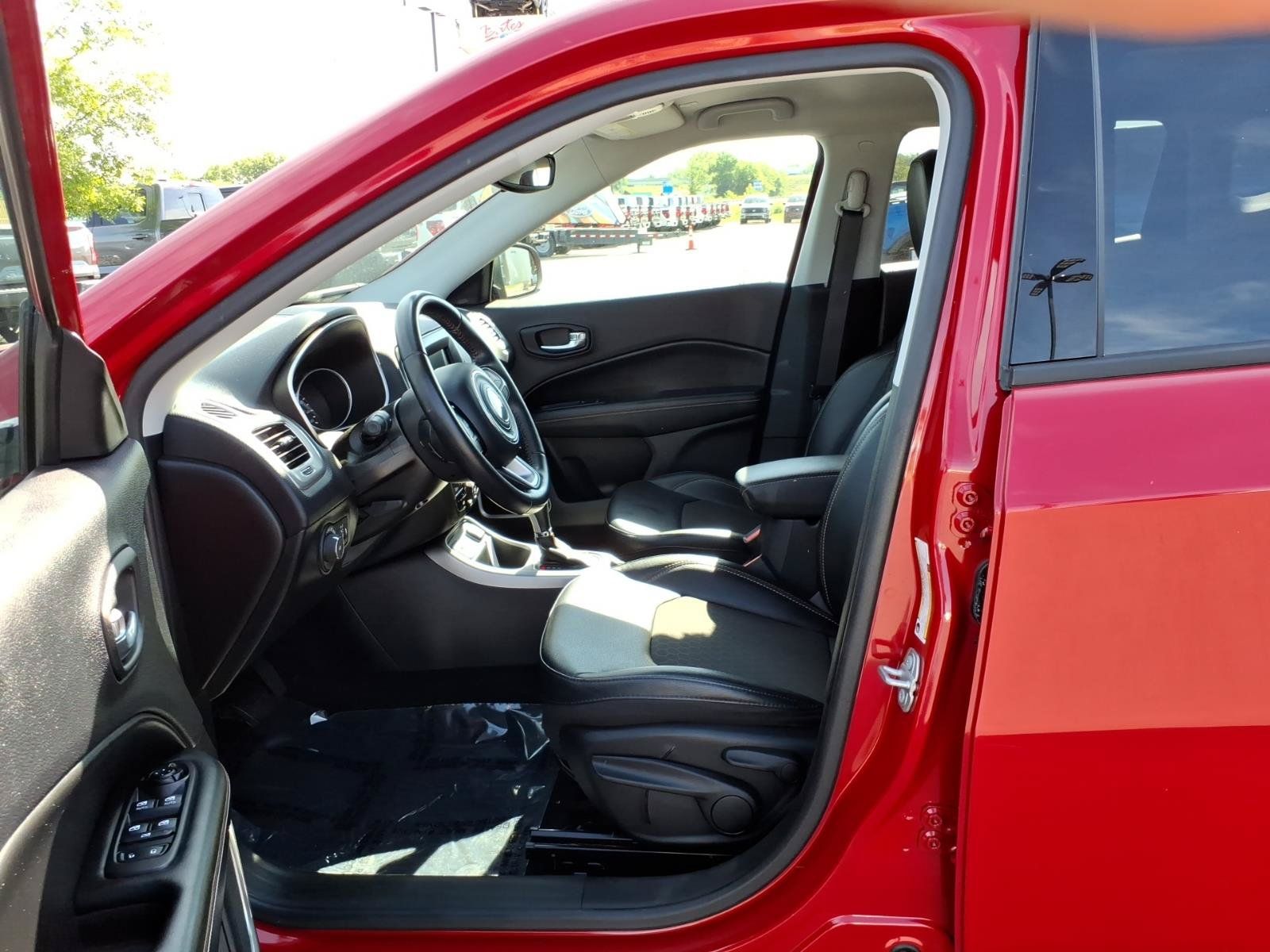 Used 2019 Jeep Compass Latitude FWD image 12