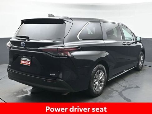 Certified 2025 Toyota Sienna XLE image 7