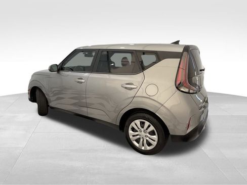 Used 2023 Kia Soul LX image 2