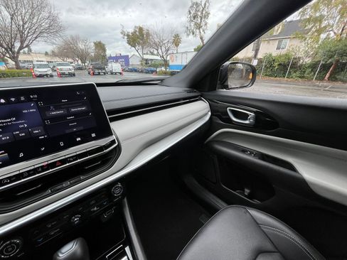 Used 2025 Jeep Compass Limited image 36