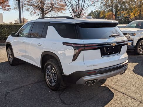 Used 2025 Chevrolet Traverse LT image 7