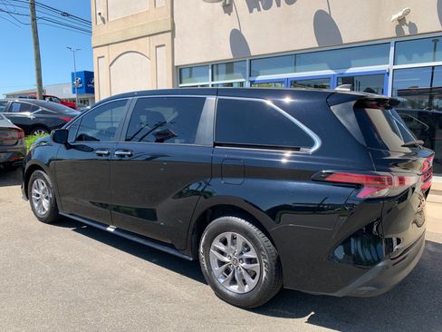 Used 2022 Toyota Sienna XLE AWD/4WD image 5