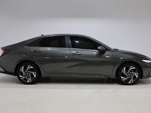 Used 2026 Hyundai Elantra Limited FWD image 8