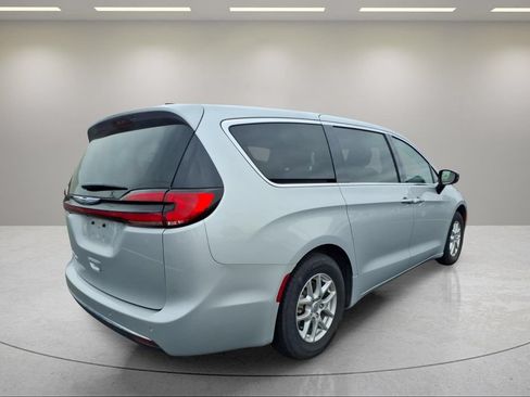 Used 2024 Chrysler Pacifica Touring-L FWD image 3