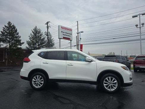 Used 2017 Nissan Rogue SV image 4