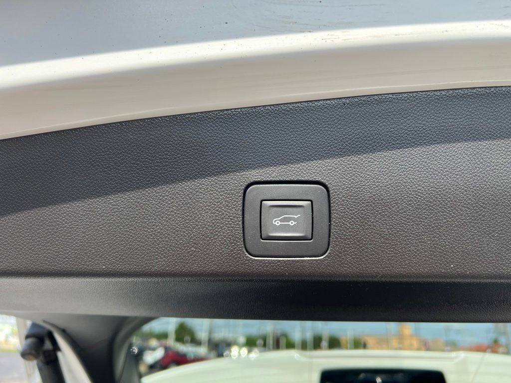 Used 2025 Buick Encore GX Avenir w/ Avenir Technology Package AWD/4WD image 30