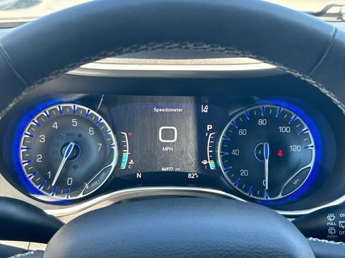 Used 2024 Chrysler Pacifica Touring-L FWD image 40