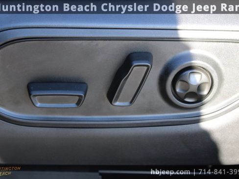 Used 2025 Jeep Grand Cherokee Laredo X image 33