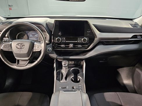 Certified 2025 Toyota Highlander LE FWD image 10