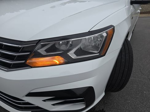 Used 2018 Volkswagen Passat 2.0T R-Line image 32