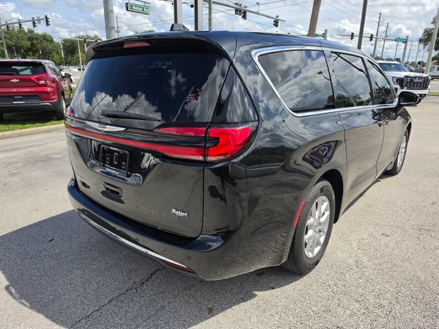 Used 2023 Chrysler Pacifica Touring-L FWD image 6